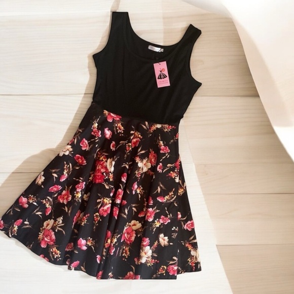 Dresses & Skirts - NWT! Floral Tank Dress